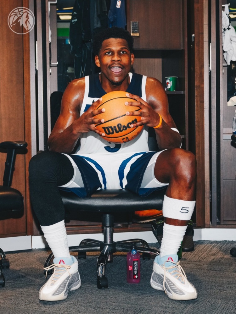 b体育-达成一万分里程碑！爱德华兹赛后拿到了本场的比赛用球