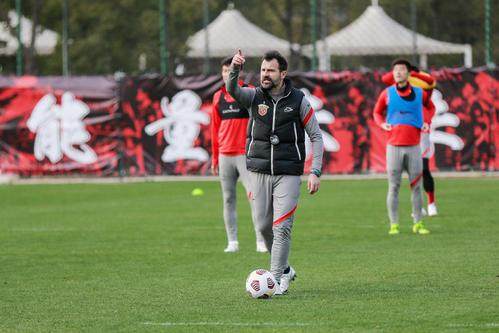 足球直播-教学赛战罢不到24小时火速开练 莱科初定海港框架